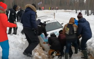 Video: Skatītāji palīdz rallija ekipāžai tikt ārā no grāvja