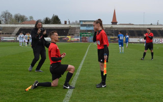 Video: Pirms mača soģis bildina savu kolēģi-draudzeni