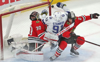 Video: "Blackhawks" un "Lightning" pagarinājums pārvēršas par hokeja izrādi