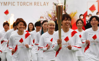 Olimpiskā uguns nodziest Tokijas spēļu lāpas stafetes pirmajā dienā