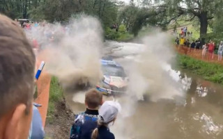 Video: Krievijas rallijā sportistus ātrumposmā pārsteidz milzu peļķe