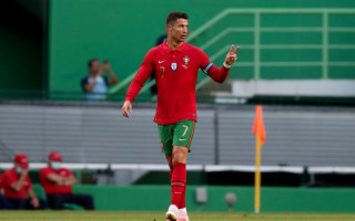 Ronaldu nav ''Coca-Cola'' fans: preses konferencē atsakās no sponsoru dzēriena