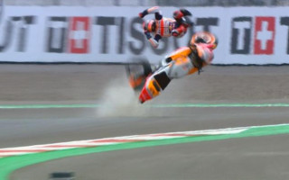 Video: "MotoGP" braucējs Markess piedzīvo šaušalīgu kritienu