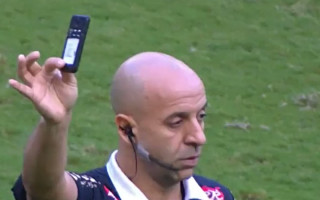 Video: Mobilais telefons savaino futbolistu