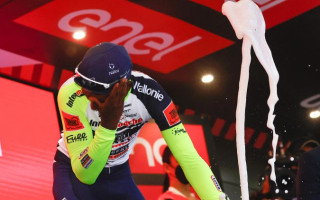 Posma uzvarētājs svinībās ar šampanieša korķi savaino aci un izstājas no "Giro d'Italia"