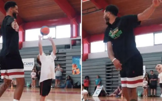 Video: NBA superzvaigzne Teitums savā nometnē bloķē dēla metienu