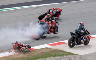 Video: "MotoGP" vadošais braucējs iespaidīgā kritienā izvairās no traumām