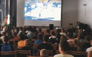 Video: Basketbola laikā dzīve apstājas – Līvānu 1. vidusskola uzgavilē Dāvja Bertāna tālmetienam