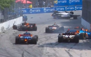 Video: "IndyCar" sacensības Toronto ielās pārtrauc pēc vairāku mašīnu sadursmes
