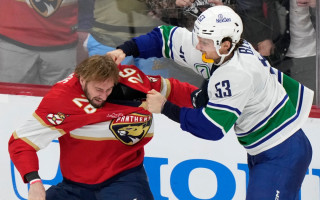 Video: Bļugers un Balinskis kaujas NHL mačā