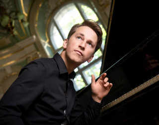 “Rudens Kamermūzikas festivālā” uzstāsies talantīgais pianists Daumants Liepiņš