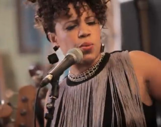 Ņujorkas Brodvejas teātru un TV seriālu dziedātāja izdzied Raimonda Paula dziesmas angliski