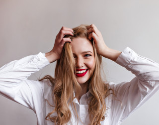 SOS plāns pret matu izkrišanu: No šampūna līdz biotīnam – kompleksa pieeja SOS plāns pret matu izkrišanu: No šampūna līdz biotīnam – kompleksa pieeja