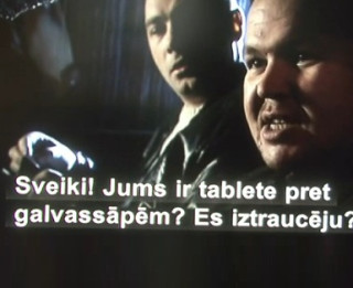 Video: Ko pīpē TV5 darbinieki? TV5 latviskais tulkojums titros krievu kriminālfilmu padara par komēdiju