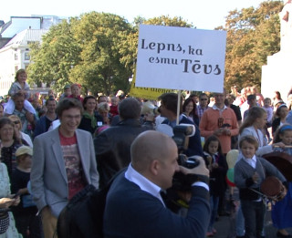 Video: Lepnie Latvijas tēvi iziet ielās