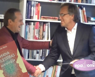 Video: Astropsihologs Andris Račs prezentē grāmatu un saņem dāvanā Rača albumu