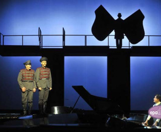 Video: Peldošie - ceļojošie. II daļa Dailes teātrī. Izrādes fragmenti