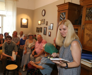 Prezentē unikālu dzejas krājumu "100 dzejoļi Latvijai"