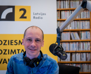 Video: Latvijas Radio 2 svin 26 ar jubilejas dziesmu „Ar Radio tu neesi viens”