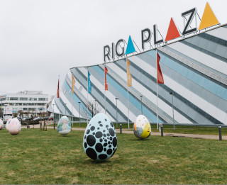 Jaunie mākslinieki radījuši lielformāta Lieldienu olu izstādi pie Rīga Plaza