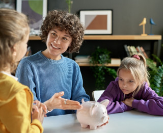 Finanšu pratība bērniem: kā mācīt bērnus par naudu