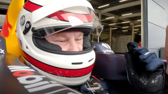 Video: Komandas vadītājs Horners pirmo reizi izbrauc ar "Red Bull" formulu