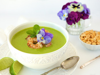 Sparģeļu un kokosriekstu zupa ar garnelēm