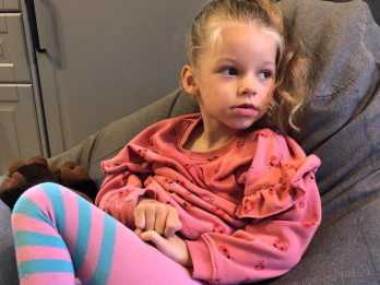 Septiņgadīgajai Ronijai no Saulkrastiem vajadzīgas kāju ortozes un korsete mugurai