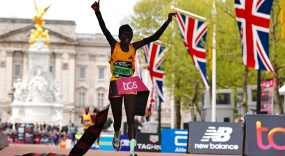 Kenijiete Jepčirčira Londonas maratonā labo pasaules rekordu sievietēm