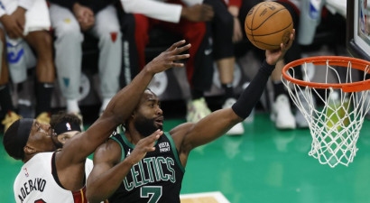 "Celtics" bez Porziņģa sagrauj "Heat" un iesoļo konferences pusfinālā