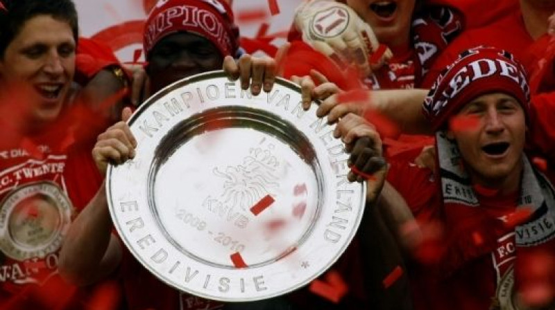 Vai ''Twente'' futbolistiem izdosies vēl uz gadu savā īpašumā paturēt pērn iegūto trofeju?
Foto: APScanpix