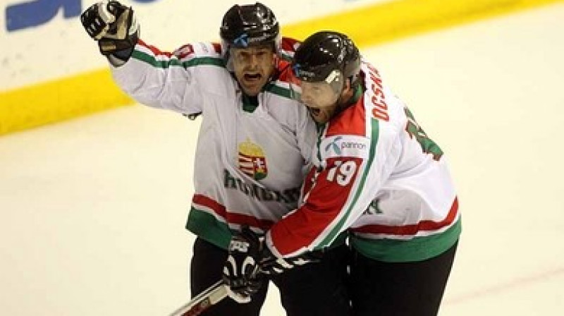 Ungāri līksmo par iekļūšanu A grupā
Foto: icehockey.hu