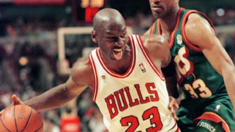 Maikls Džordans 1996.gadā jau atgriezies "Bulls" rindā
Foto: AP