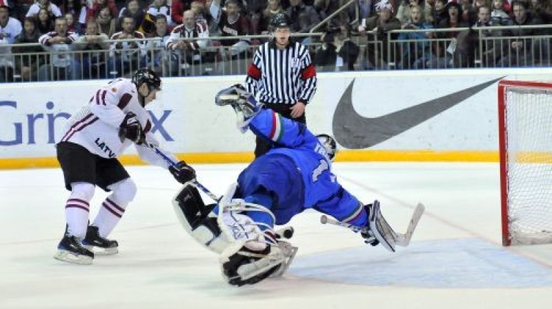 Uzbrūk Mārtiņš Cipulis. 
Foto: Romualds Vamuts, Sportacentrs.com