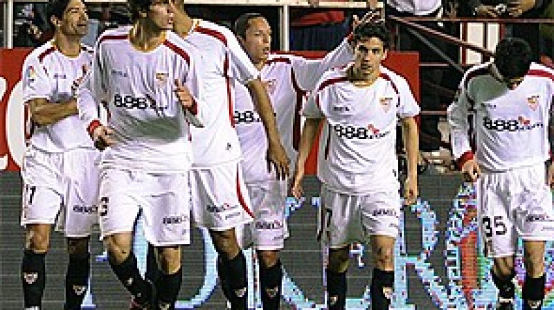 "Sevilla" futbolisti priecājas par vārtu guvumu
Foto: marca.com