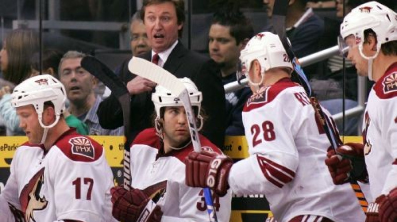 Veins Greckis un ''Coyotes'' hokejisti
 Foto: AFP