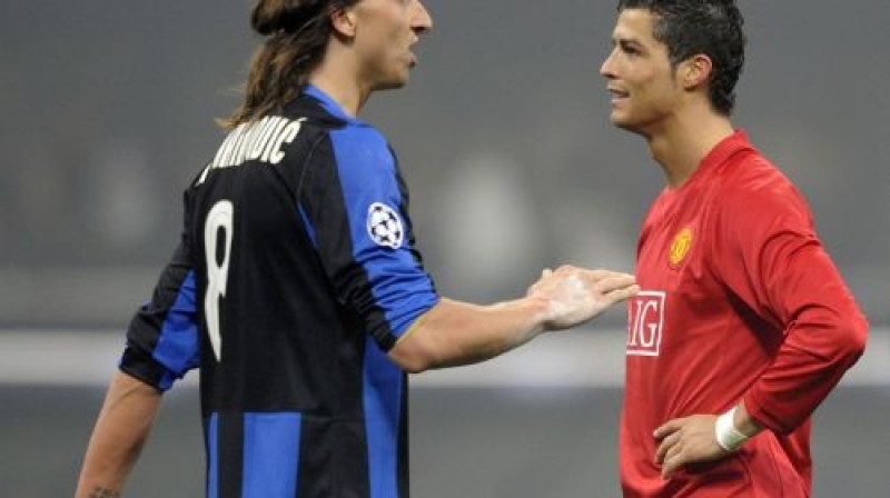 Zlatans Ibrahimovičs un Krištianu Ronaldu
Foto: AFP