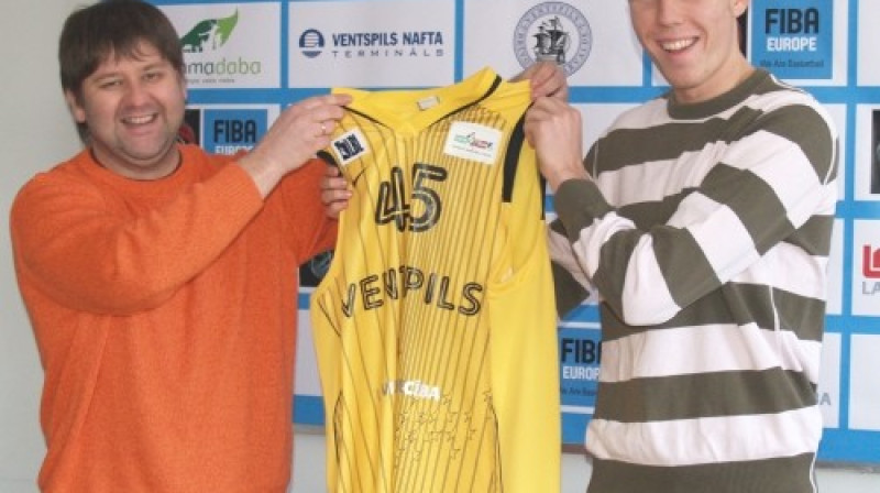 Dairis Bertāns saņem BK Ventspils formu no kluba ģenerālmenedžera Ralfa Pleinica rokām.
Foto: Pēteris Neimanis, VB