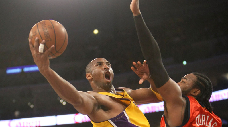 Kobe Braients pret Roniju Turiafu
Foto: AFP