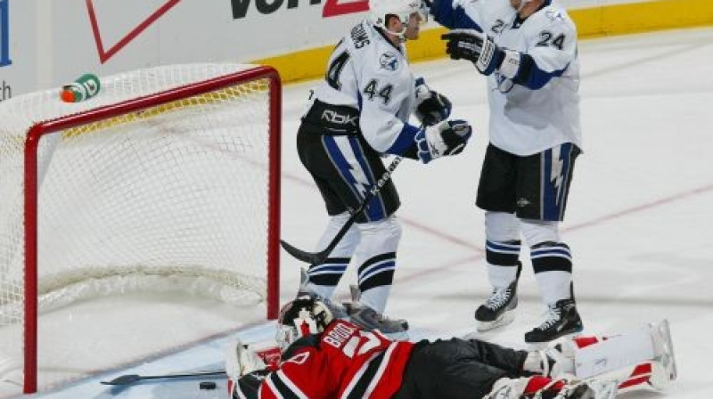 Mārtiņš Karsums tikko guvis pirmos vārtus NHL
Foto: AFP