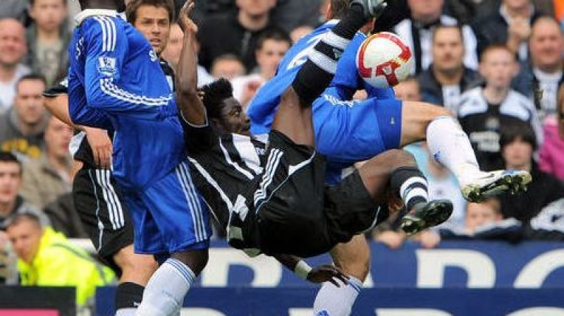 Obafemi Martins cīņā ar diviem "Chelsea" spēlētājiem
Foto: AFP