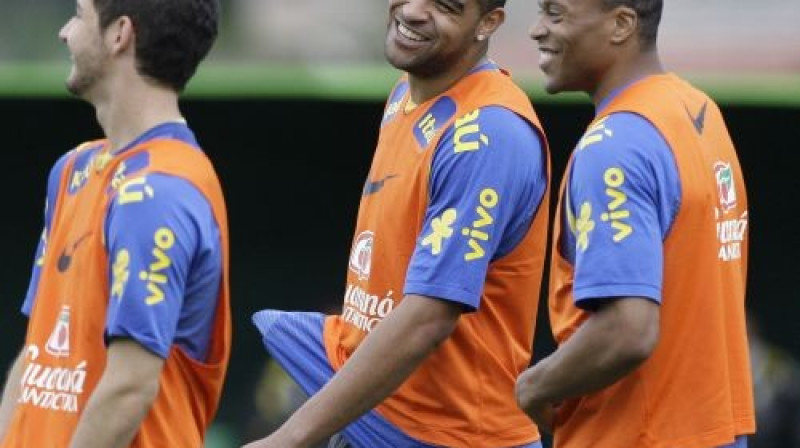 Adriano (centrā) Brazīlijas izlases treniņā
Foto: AP