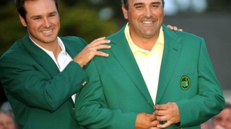 Pēdējo divu gadu čempioni Trevors Imelmans un Anhels Kabrera tradicionālajās čempionu zaļajās žaketēs
Foto: AFP