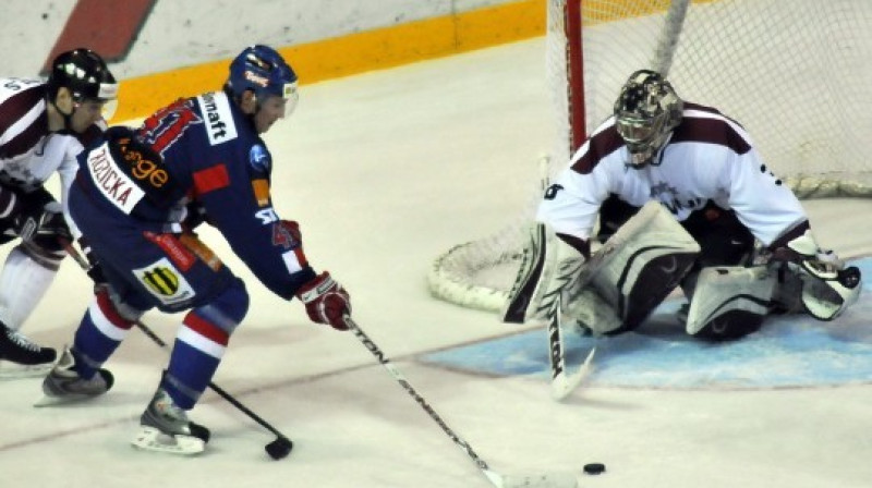 Sergejs Naumovs savā 100.spēlē izlases sastāvā vairākkārt glāba mūsējos no vārtu zaudējuma.
Foto: Romualds Vambuts, eSports.lv