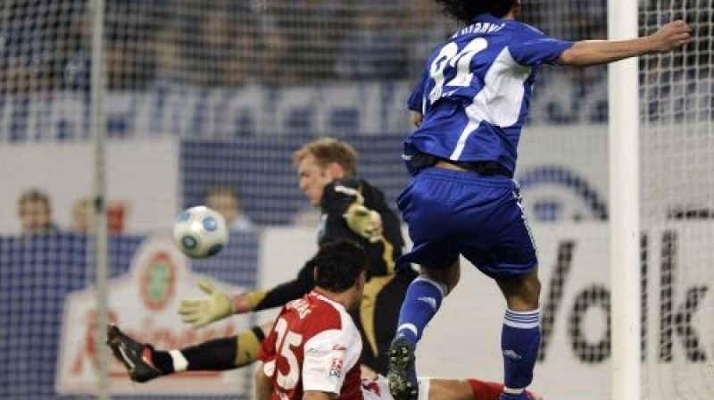 "Schalke 04" uzbrucējs Kevins Kuranji 
gūst ceturtos vārtus 
pret Kotbusas "Energie"
Foto: AP