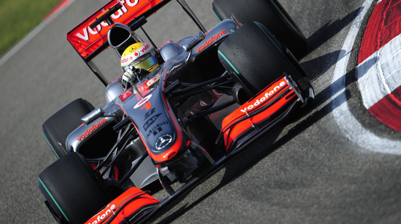 Pasaules čempions Luiss Hamiltons savā "McLaren" formulā
Foto: AFP