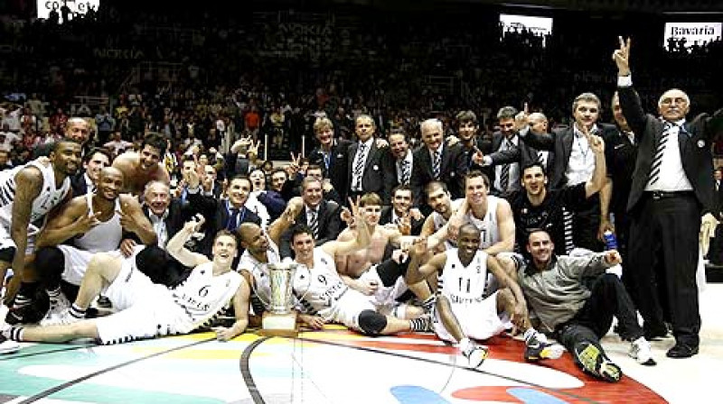 Boloņas "Virtus" ar izcīnīto kausu.
Foto: fibaeurope.com