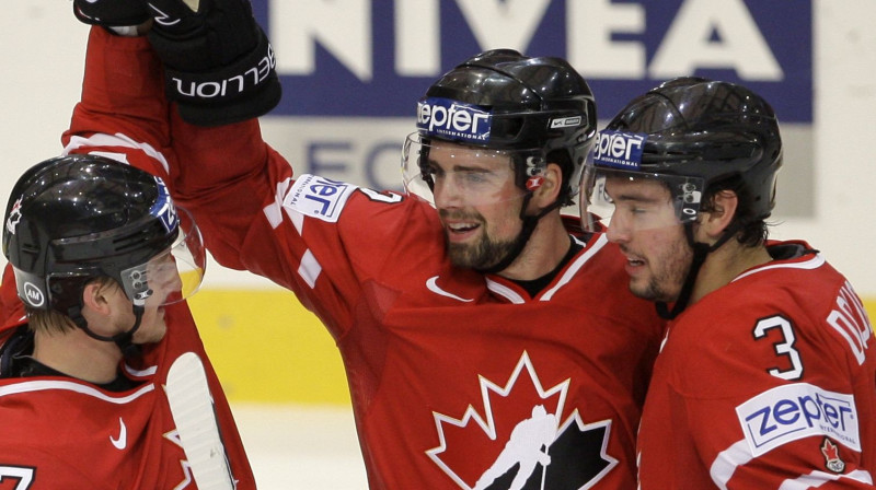 Kanādas hokejisti Stīvs Stamokss, Dens Hamhuiss
un Drū Dougtijs. Foto: AP