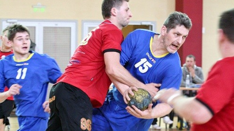 Raimonds Trifanovs (LSPA) cīņā ar Aigaru Lazdiņu (Tenax)
Foto: handbols-dobele.lv