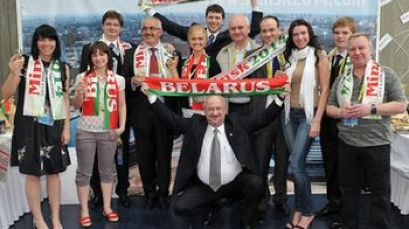 Baltkrievijas hokeja federācijas 
amatpersonas līksmo
Foto: www.iihf.com